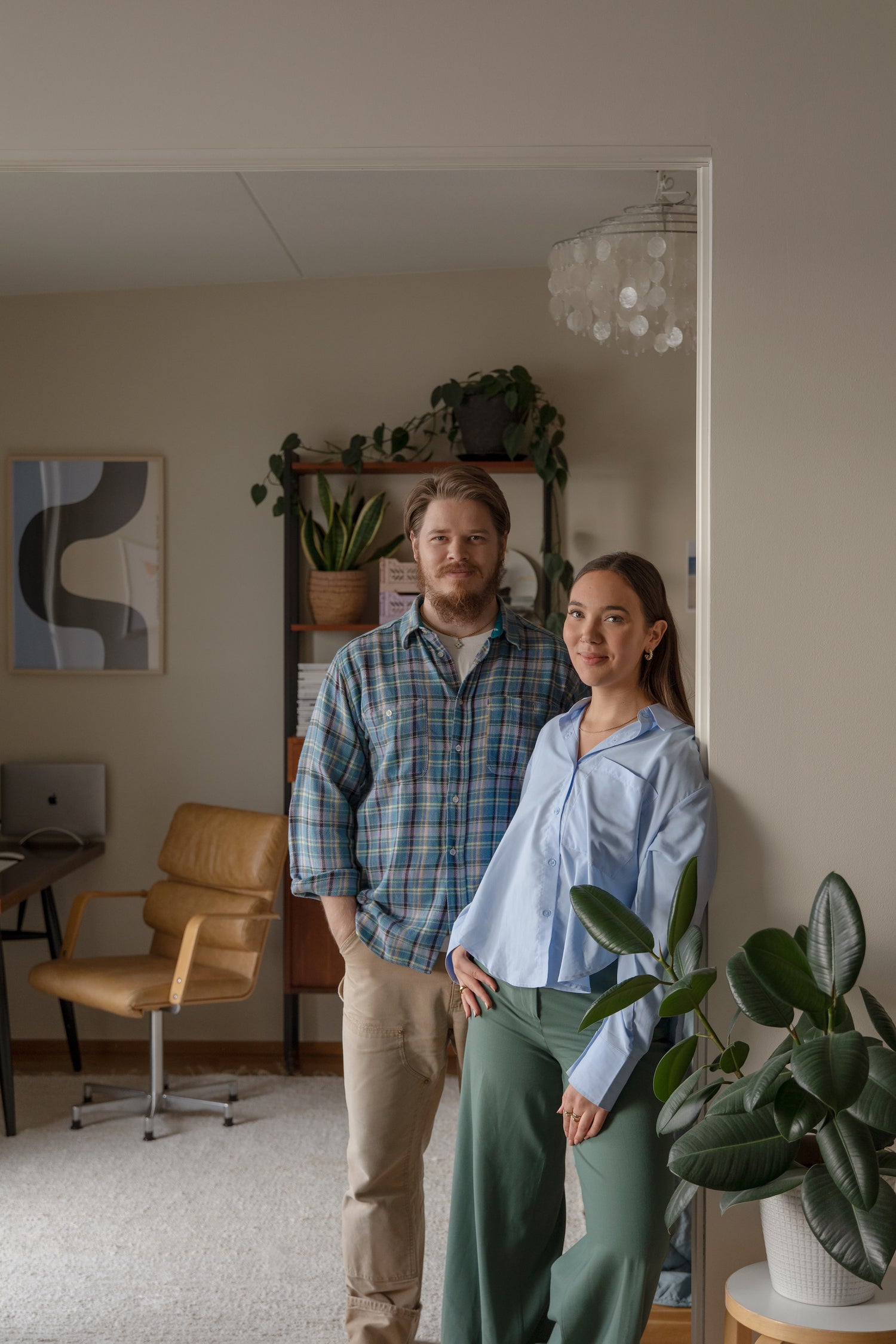 Kolme maalisävyä ja meri