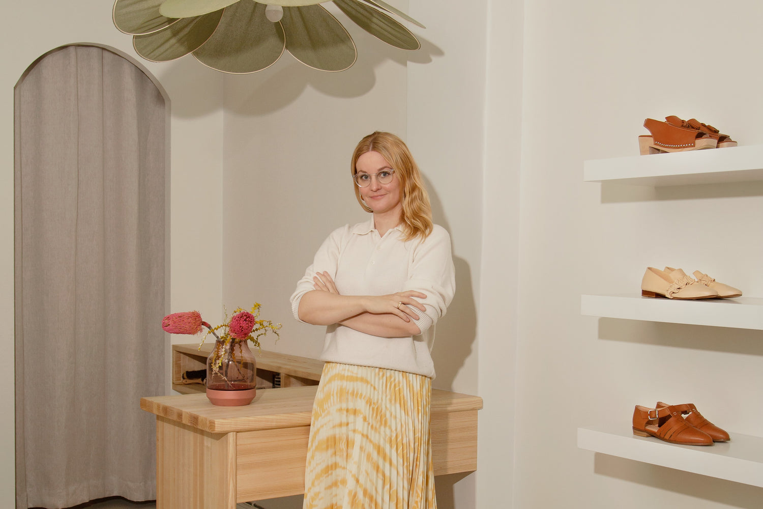 Terhi Pölkin kivijalkamyymälän maaleina Cover Story 026 AGATHA ja 004 JOAN